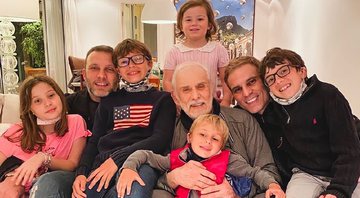 Ator compartilhou clique ao lado dos dois filhos e os cinco netos - Reprodução/Instagram/@franciscocuocoreal