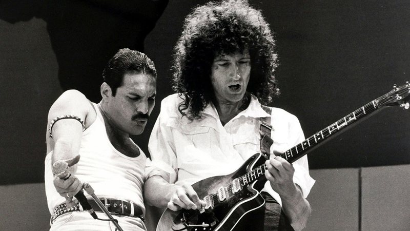 Freddie Mercury e Brian May durante o show "Live Aid", nos anos 80 - Reprodução/Instagram