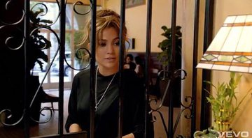 Imagem Jennifer Lopez provoca caos na cidade no clipe de “Papi”; veja