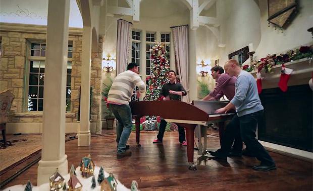 Imagem Quarteto toca música clássica de Natal usando apenas um piano