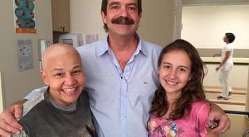 Claudia Rodrigues posa com o médico responsável pelo transplante de células tronco e a filha Isabela - Foto: Reprodução/ Facebook