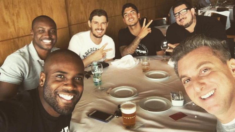 Rafael Zulu, Thiaguinho, Bruninho, Gabriel Medina, Fabão e Luciano Huck em encontro com Rio de Janeiro - Foto: Reprodução/Instagram