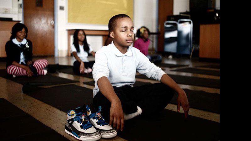 Meditação pós-aula ajudou a escola e a acalmar os alunos - Foto: Holistic Life Foundation