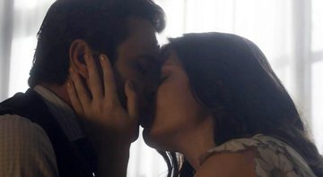 Vicente pede uma chance para Maria Vitória e os dois se beijam - Foto: TV Globo