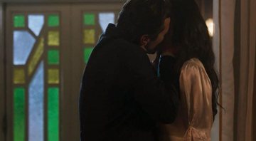Vicente não resiste e beija Maria Vitória - Foto: TV Globo