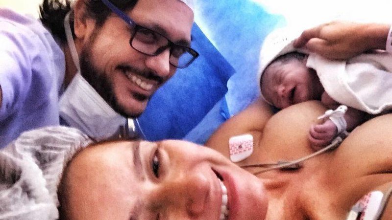 Lúcio Mauro Filho com a mulher, Cíntia, e a filha recém-nascida, Liz - Foto: Reprodução/ Instagram