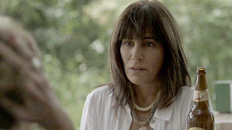 Beth assumirá que é alcoólatra em O Outro Lado do Paraíso - Foto: TV Globo