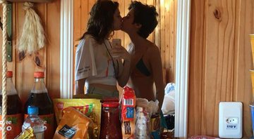 Lara Tremouroux postou foto de beijo com a namorada - Foto: Reprodução/ Instagram