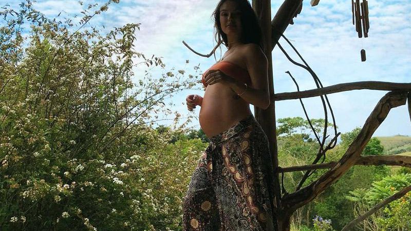 Isis Valverde está curtindo a reta final da gravidez em meio à natureza - Foto: Reprodução/ Instagram