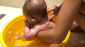 Juliana Didone mostrou a amiga, Rapha Barcalla, dando banho em sua filha, Liz, numa bacia - Foto: Reprodução/ Instagram
