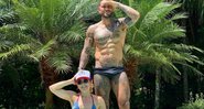 Karina e Lucas Lucco ostentaram seus corpos musculosos à beira da piscina - Foto: Reprodução/ Instagram