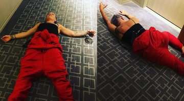 Pink deita no chão com taça de vinho na mão após ficar trancada do lado de fora em seu quarto de hotel - Foto: Reprodução/Instagram