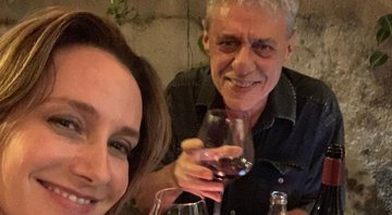 Namorada de Chico Buarque posta foto romântica com o cantor e cita visita a Lula - Foto: Reprodução/Instagram