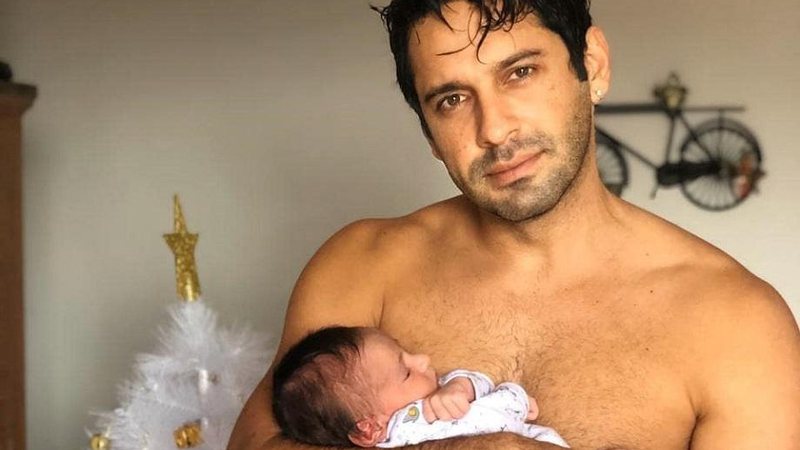 Pai de primeira viagem, João Baldasserini posa com filho recém nascido em clima de Natal - Foto: Reprodução/Instagram
