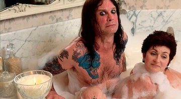 Ozzy e Sharon Osbourne posaram em banheira de espuma - Foto: Reprodução/ Instagram