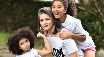 Samara Felippo e suas duas filhas: atriz abriu queixa contra racistas - Foto: Reprodução / Instagram