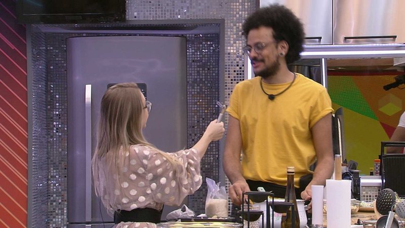 João Luiz conversa com Carla Diaz durante a preparação do almoço - Foto: Reprodução / TV Globo