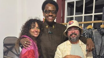 Benedito Procópio ao lado de Thaís Losso, estilista e diretora criativa, e Jackson Araújo, jornalista e diretor criativo da Trama Afetiva, iniciativa que une design, sustentabilidade e saberes artesanais. - Acervo Pessoal / Divulgação