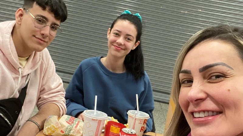 Andressa Urach compartilha foto com Arthur e a namorada dele - Foto: Reprodução / Instagram