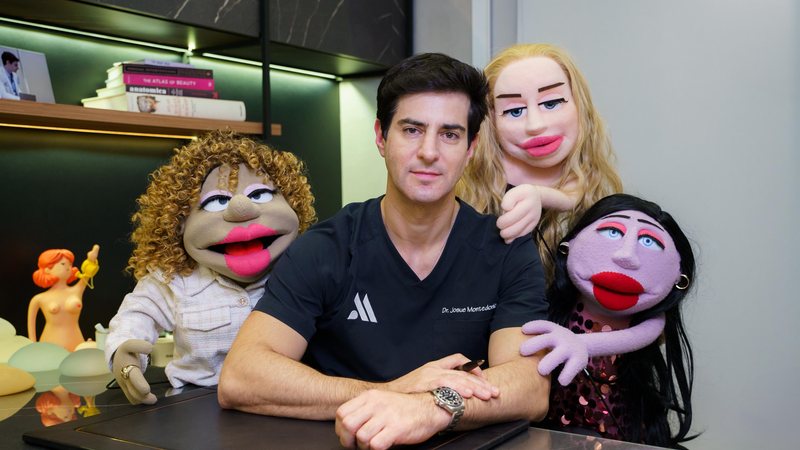 Imagem Com fantoches e humor, cirurgião brasileiro transforma a forma de falar sobre cirurgia plástica e autoestima feminina