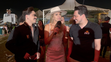 Ana Paula Braun posa com dupla sertaneja nos bastidores de show em Barretos - Foto: Divulgação