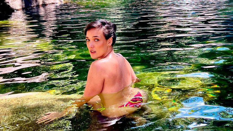 Adriana Birolli aproveitou piscina natural para nadar de topless - Foto: Reprodução/ Instagram@adrianabirolli