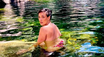 Adriana Birolli aproveitou piscina natural para nadar de topless - Foto: Reprodução/ Instagram@adrianabirolli