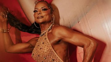 Adriana Bombom renovou bronzeamento antes de ensaio de rua da Grande Rio