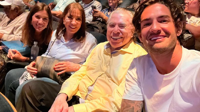 Jogador posou com a esposa e os sogros, Iris Abravanel e Silvio Santos - Foto: Reprodução / Instagram @pato