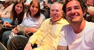 Jogador posou com a esposa e os sogros, Iris Abravanel e Silvio Santos - Foto: Reprodução / Instagram @pato