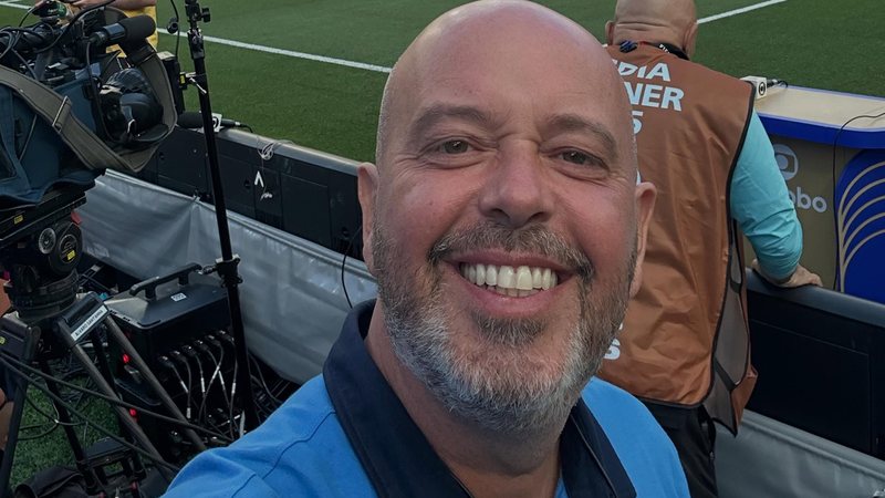Alex Escobar tranquilizou os fãs após passar mal ao vivo