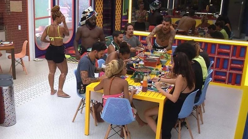 Brothers se reúnem na cozinha para curtir a refeição feita por Naiara Azevedo - Foto: Reprodução / Globo