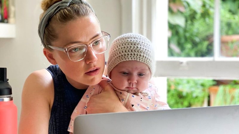 Amber Heard posta foto com sua filha no colo enquanto trabalha - Foto: Reprodução / Instagram @amberheard