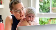 Amber Heard posta foto com sua filha no colo enquanto trabalha - Foto: Reprodução / Instagram @amberheard