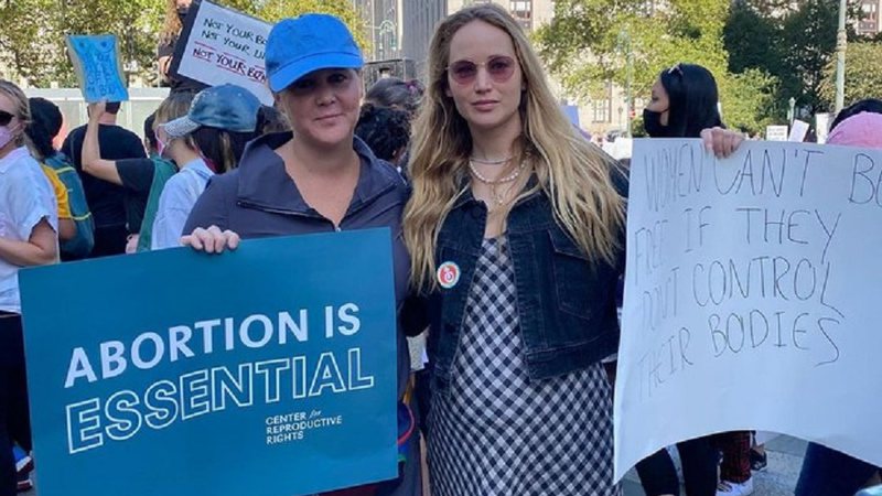 Amy Schumer e Jennifer Lawrence protestam a favor da legalização do aborto - Foto: Reprodução / Instagram