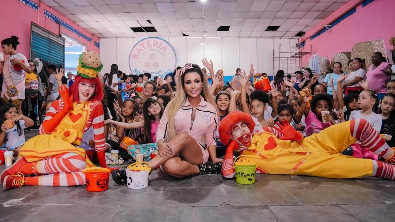 Ana Beatriz Godoi posa na quadra da escola de samba no Dia das Crianças - Foto: Divulgação