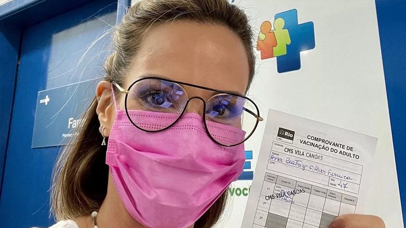 Ana Furtado segurando o cartão de vacinação - Reprodução/Instagram@aanafurtado