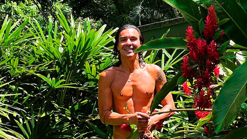 André Gonçalves posou pelado no jardim e recebeu elogios - Foto: Reprodução/ Instagram@andregoncalvesoficial1