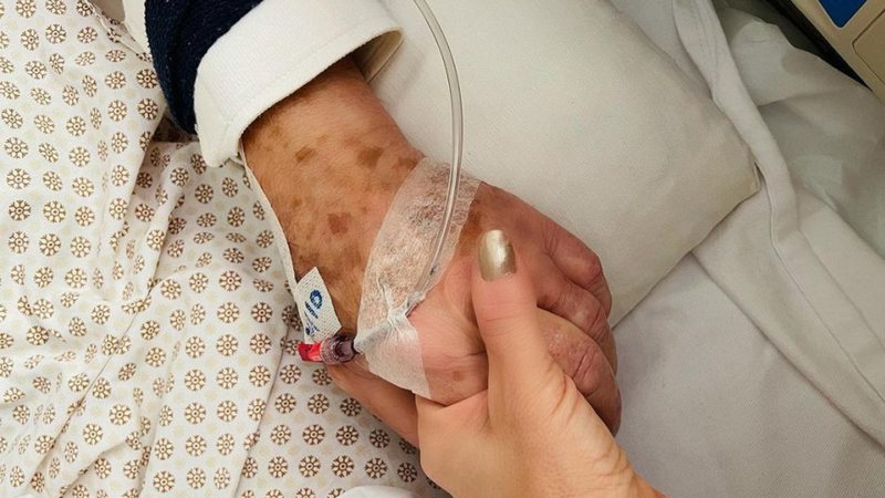 Angélica posta foto segurando a mão de seu pai, internado após um AVC - Foto: Reprodução / Instagram