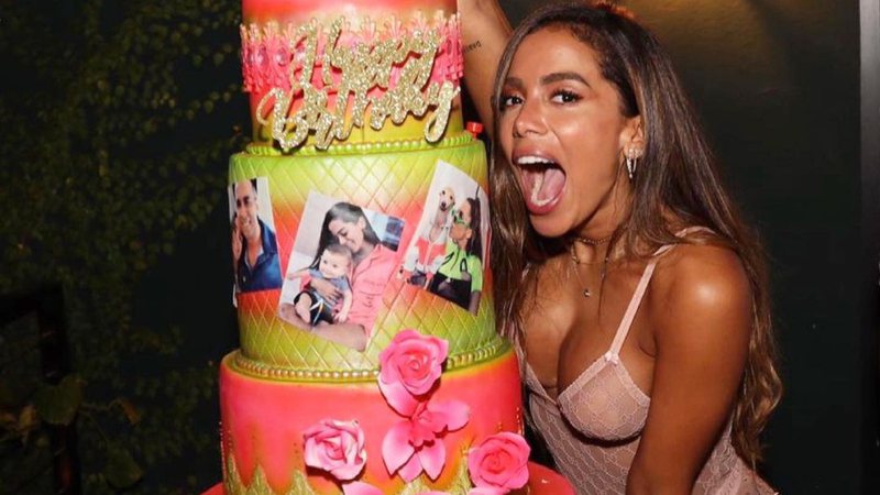 Anitta ganhou um enorme bolo de seis andares - Reprodução/Instagram