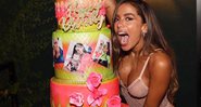 Anitta ganhou um enorme bolo de seis andares - Reprodução/Instagram