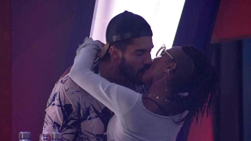 Arcrebiano e Karol se beijaram de madrugada durante a festa nesta quinta-feira (04/02) - Reprodução/TV Globo