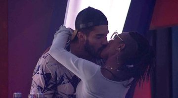 Arcrebiano e Karol se beijaram de madrugada durante a festa nesta quinta-feira (04/02) - Reprodução/TV Globo
