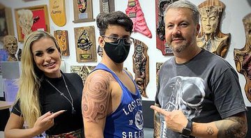 Andressa Urach, Arthur e o tatuador - Reprodução/Instagram@arthururachoficial