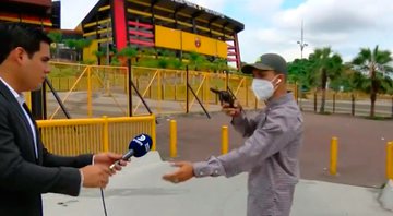 Assaltante atacou equipe de TV durante entrada ao vivo no Equador - Foto: Reprodução/ Twitter@Diegordinola