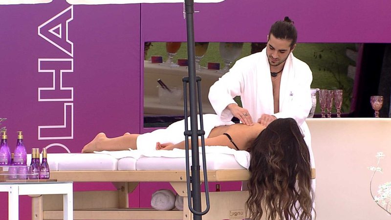 Fiuk faz massagem em Juliette durante ação de marca - Foto: Reprodução / Globoplay