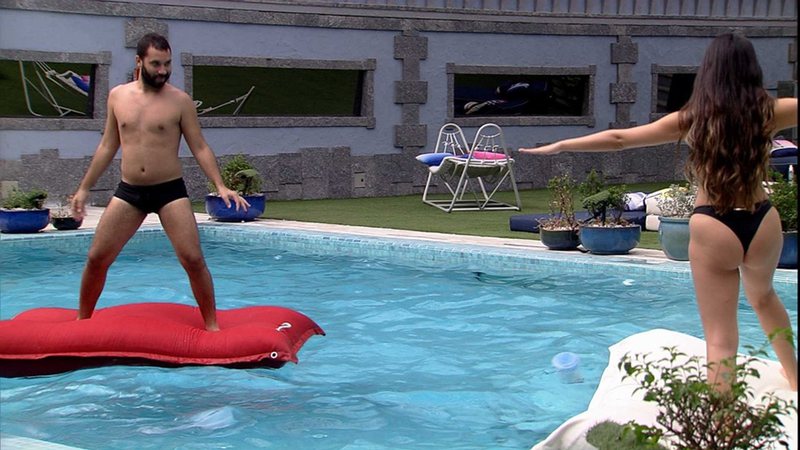 Gilberto e Juliette curtindo a piscina da casa - Foto: Reprodução / Globoplay