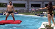 Gilberto e Juliette curtindo a piscina da casa - Foto: Reprodução / Globoplay