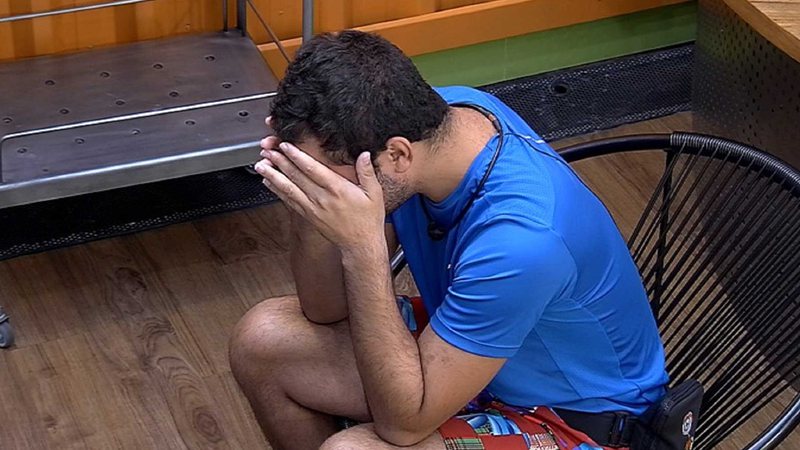 Gilberto chora sozinho na Academia - Foto: Reprodução / Globoplay