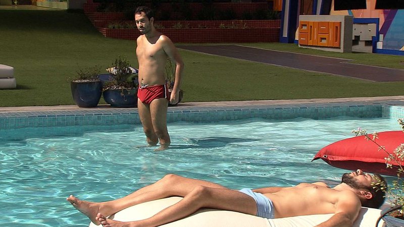 Caio e Gilberto conversam na piscina - Foto: Reprodução / Globoplay
